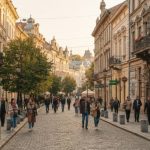 Пішохідна вулиця Ольги Кобилянської в Чернівцях з історичними будівлями, кафе та перехожими.