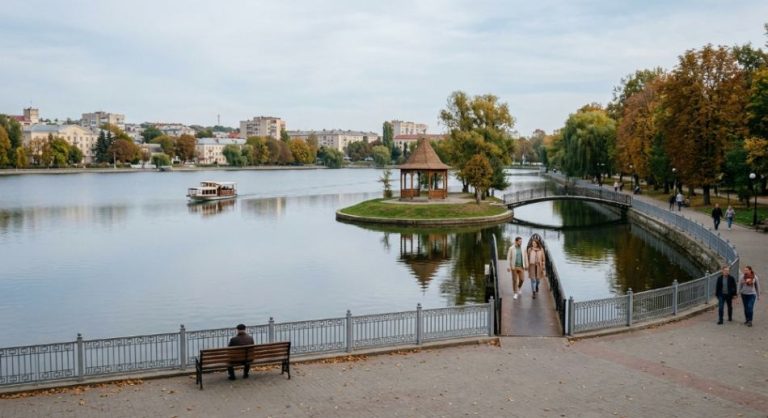 Тернопільський став із Острівцем кохання та прогулянковим катером восени.