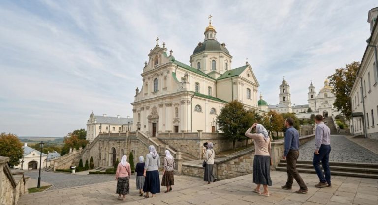 Успенський собор Почаївської лаври з паломниками, які піднімаються до входу.